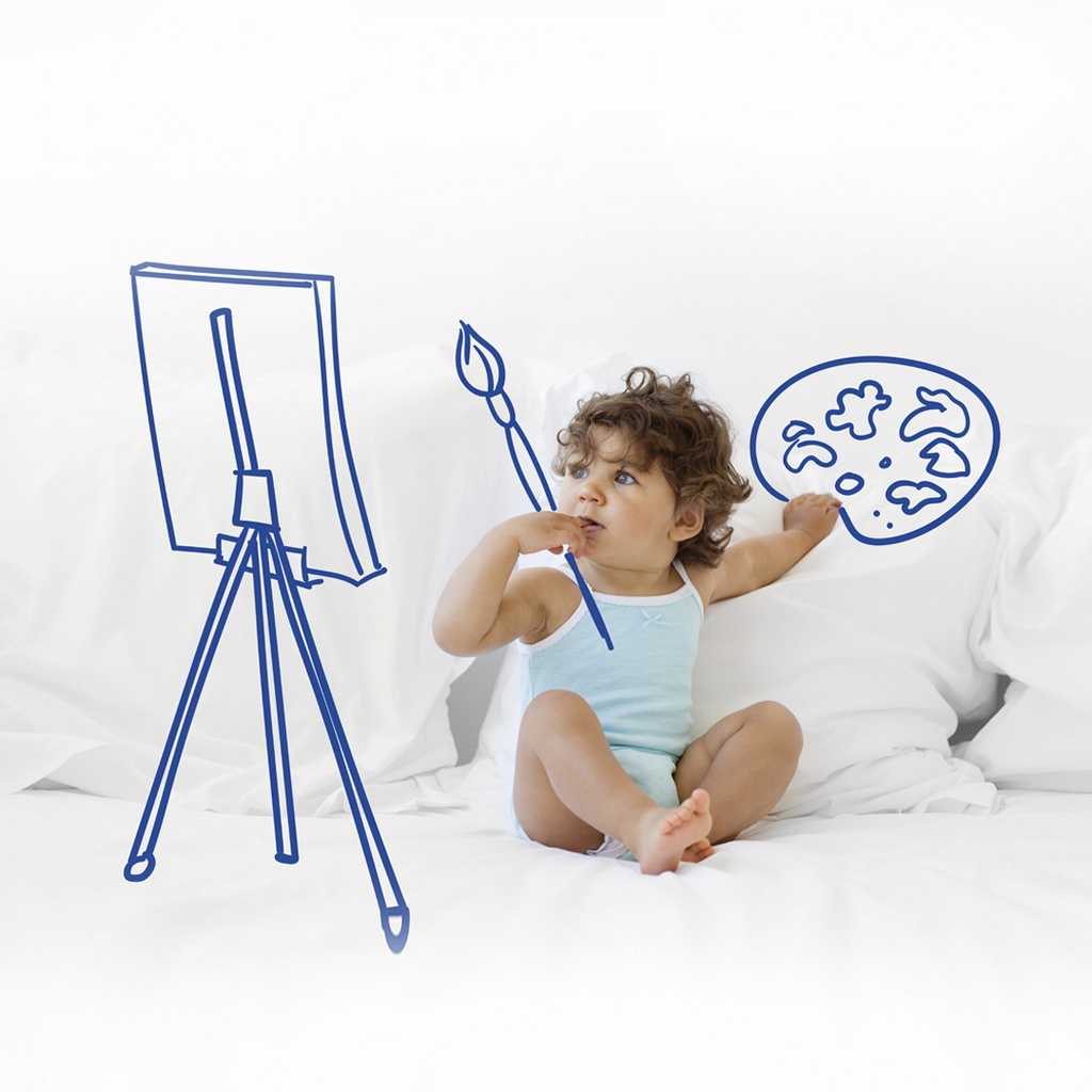 Niño aprendiendo a pintar jugando