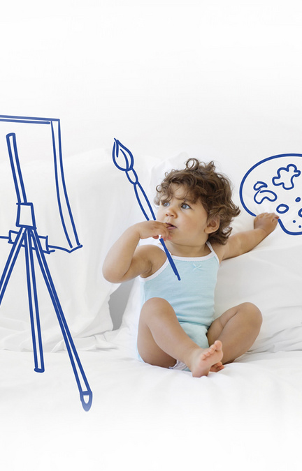 Niño pequeño aprendiendo a pintar
