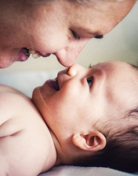 Bebé calmado y sonriente con su madre