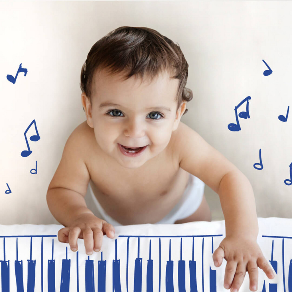 niño pequeño con un piano