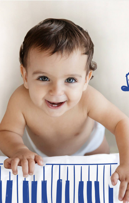 Bebe jugando con un piano