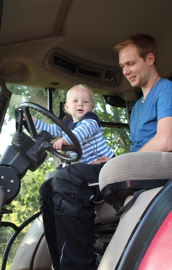 Florian y Finn en tractor