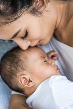 Madre con su bebe dormido